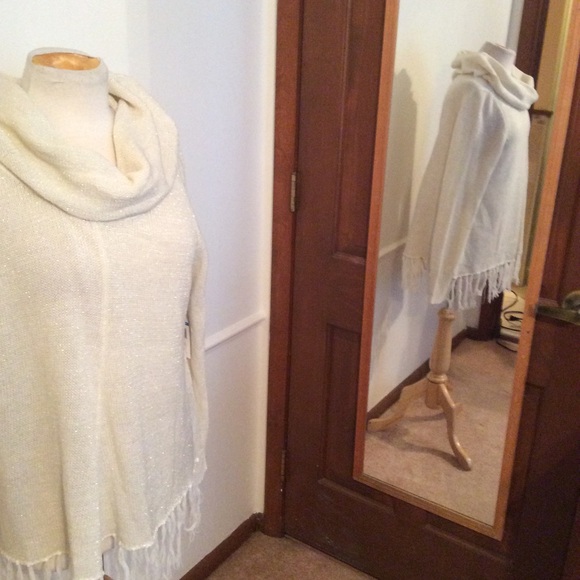 Pretty sweater/poncho - Picture 2 of 6